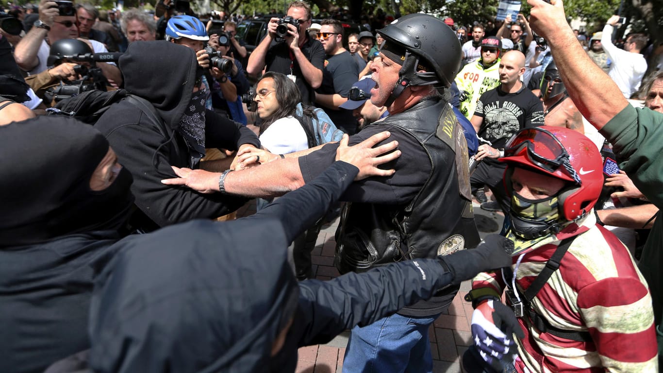 Anhänger und Gegner Trumps gehen in Berkeley aufeinander los.