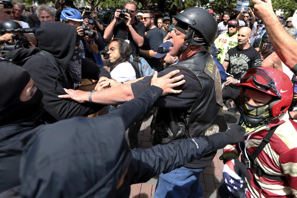 Anhänger und Gegner Trumps gehen in Berkeley aufeinander los.