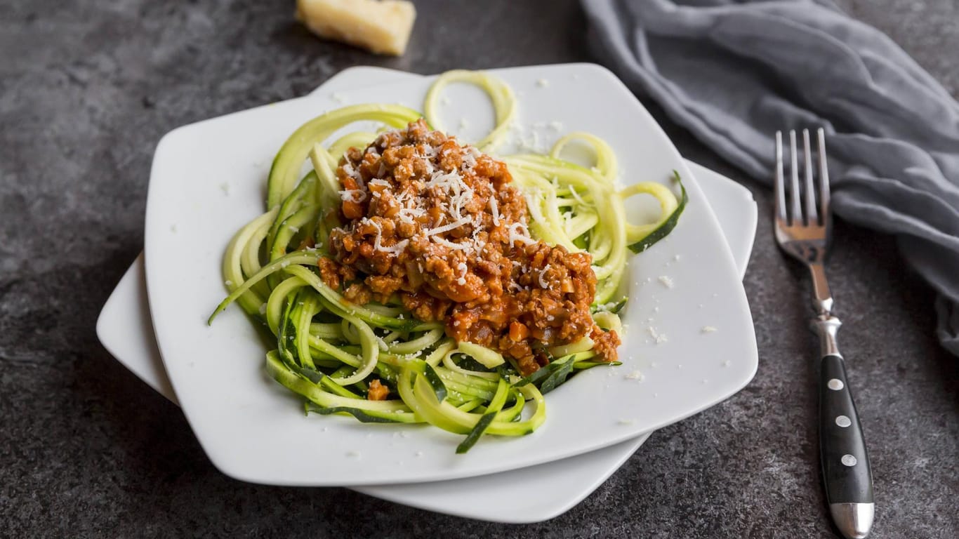Zoodles mit Bolognese.