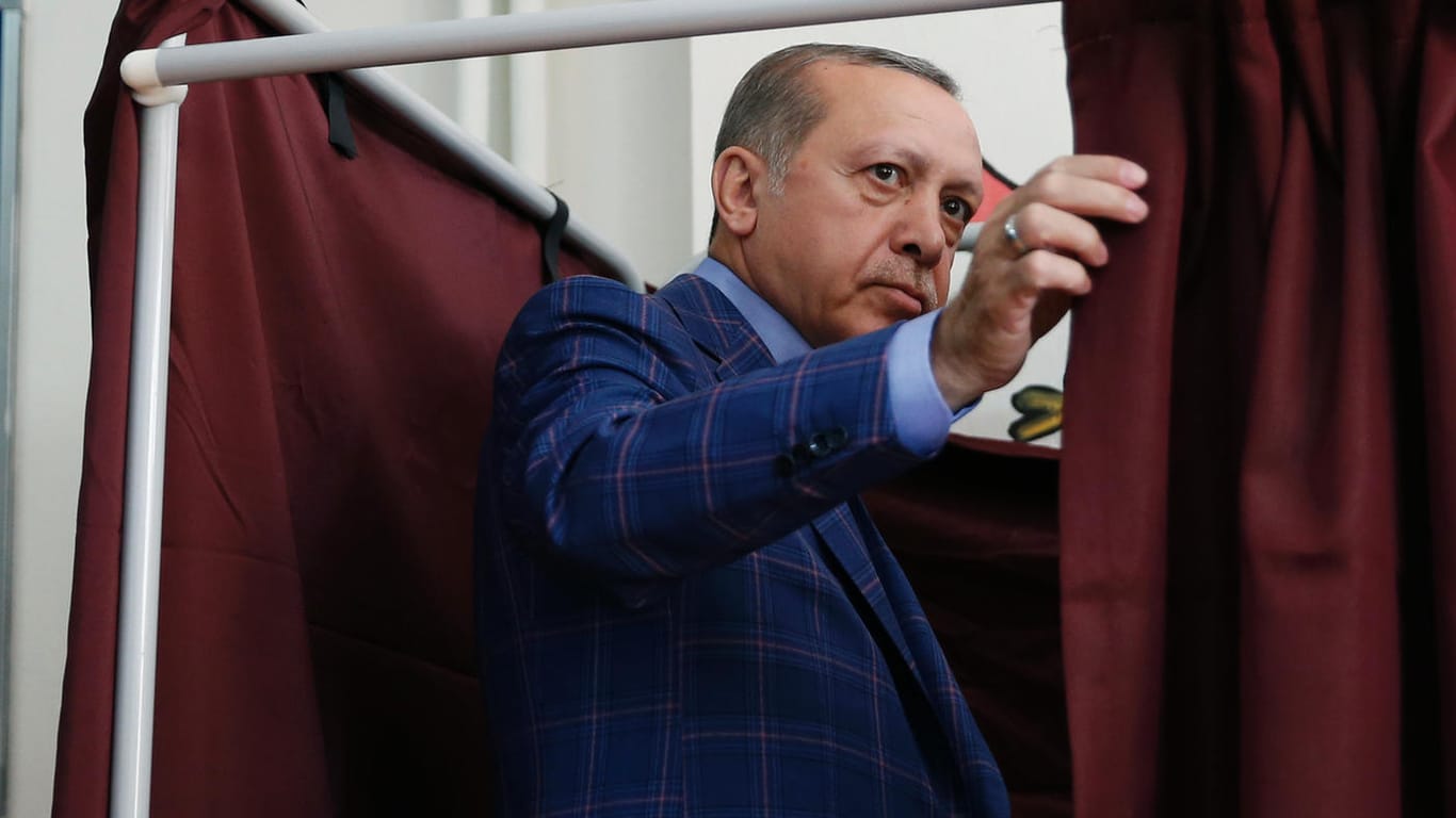 Der türkische Präsident Erdogan bei der Stimmenabgabe.