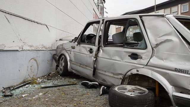 Schwerer Unfall: Der 19-jährige Fahrer war fast ungebremst gegen die Wand gefahren. Schwerer Unfall: Der 19-jährige Fahrer war fast ungebremst gegen die Wand gefahren.