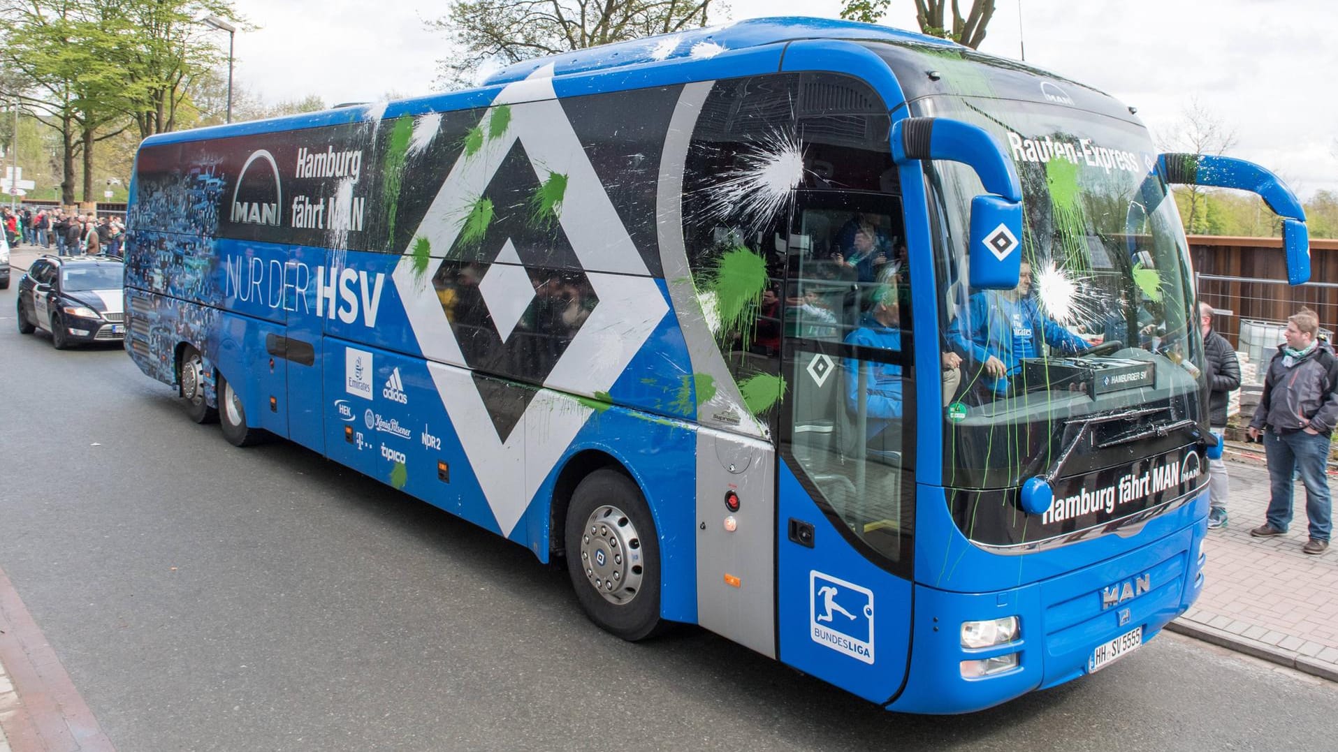Paint it green: Der HSV-Mannschaftsbus nach der Farbbeutel-Attacke.