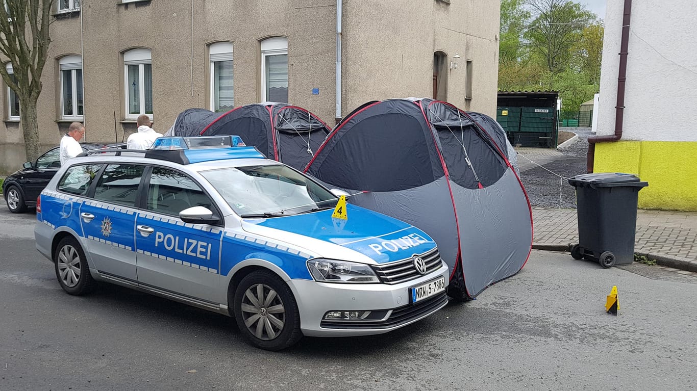Die Spurensicherung arbeiten am Tatort in zwei Zelten.