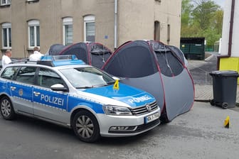 Die Spurensicherung arbeiten am Tatort in zwei Zelten.