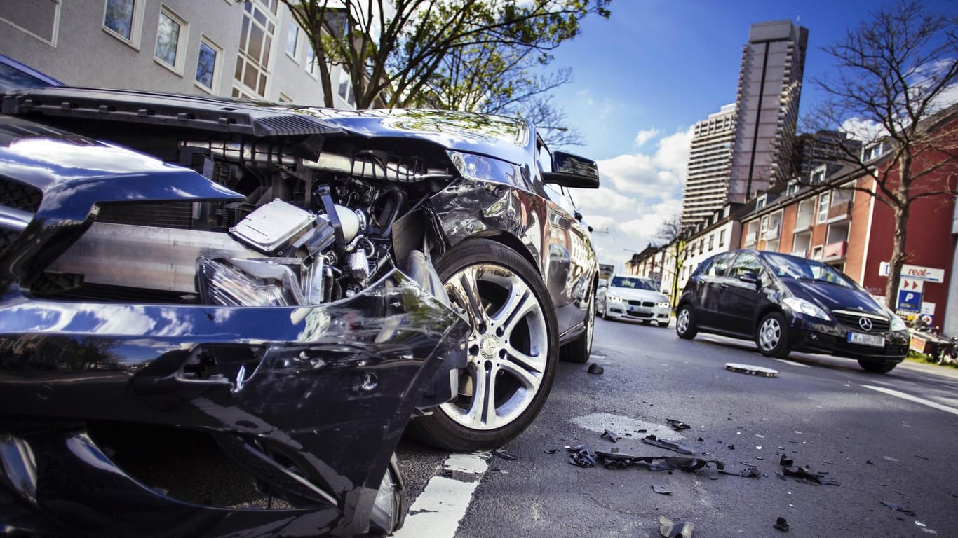 Ein unterzuckerter Autofahrer verliert die Kontrolle und rammt mehrere Fahrzeuge.