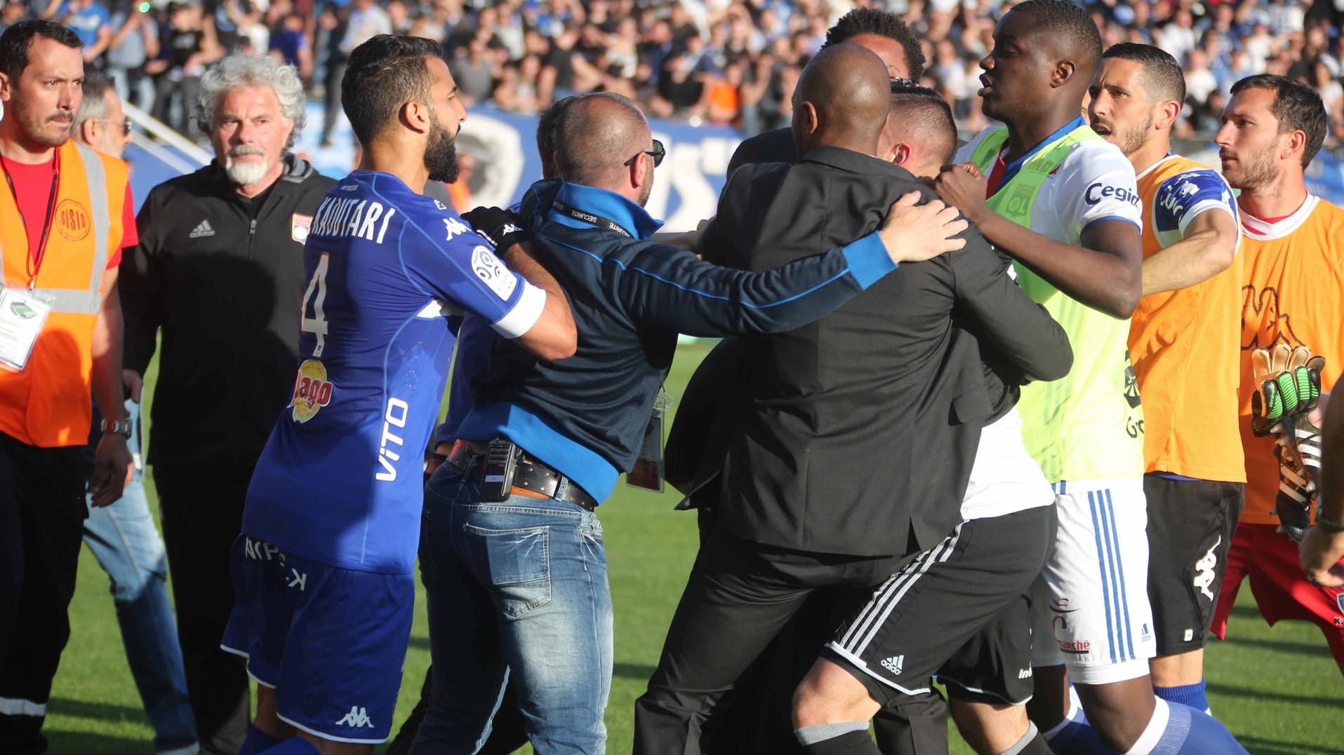 Bastias Anthony Lopes (li.) gegen Lyons Hamid El Kaoutari.