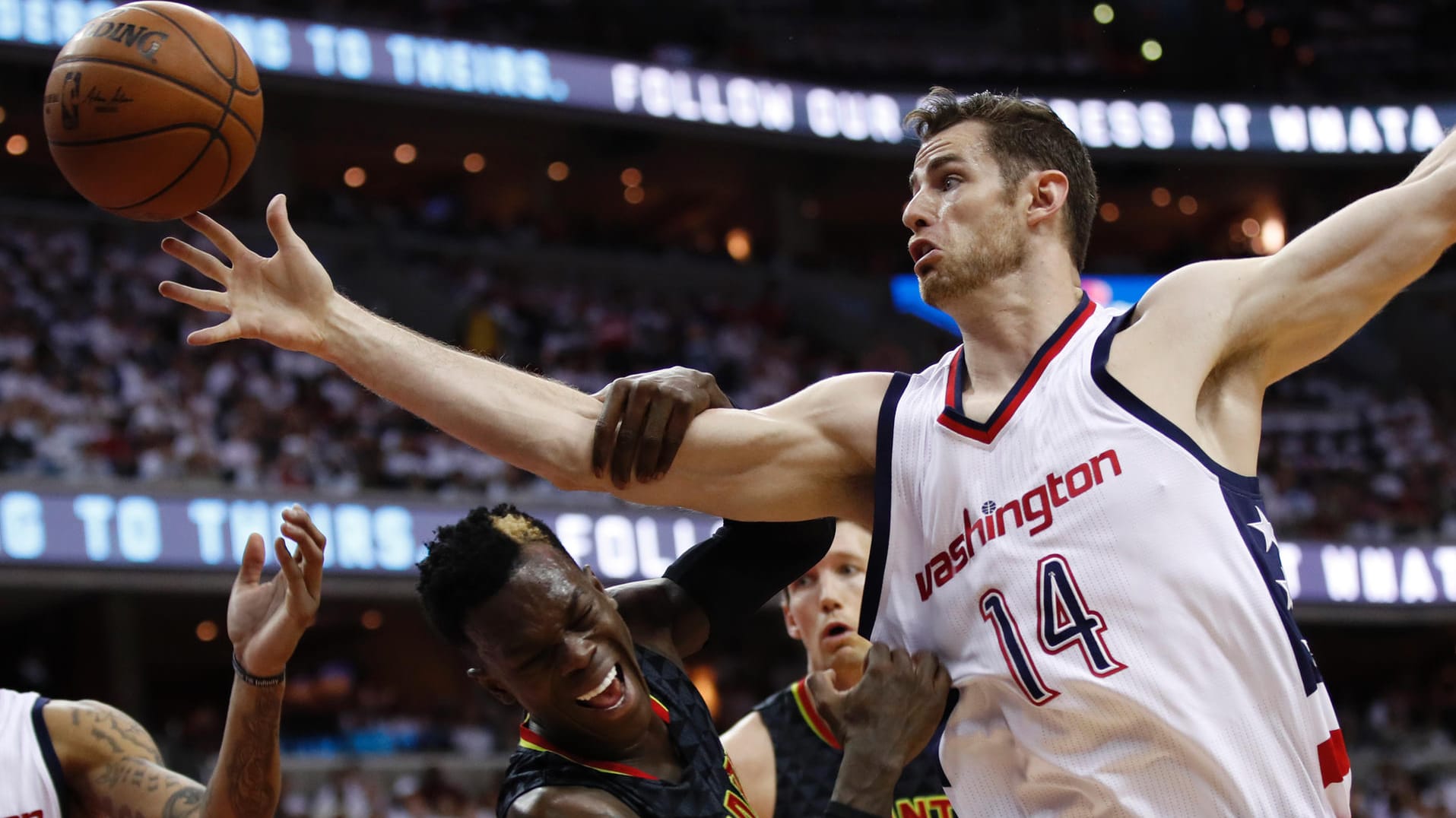 Wizards Big Man Jason Smith (r.) verteidigt Dennis Schröder.