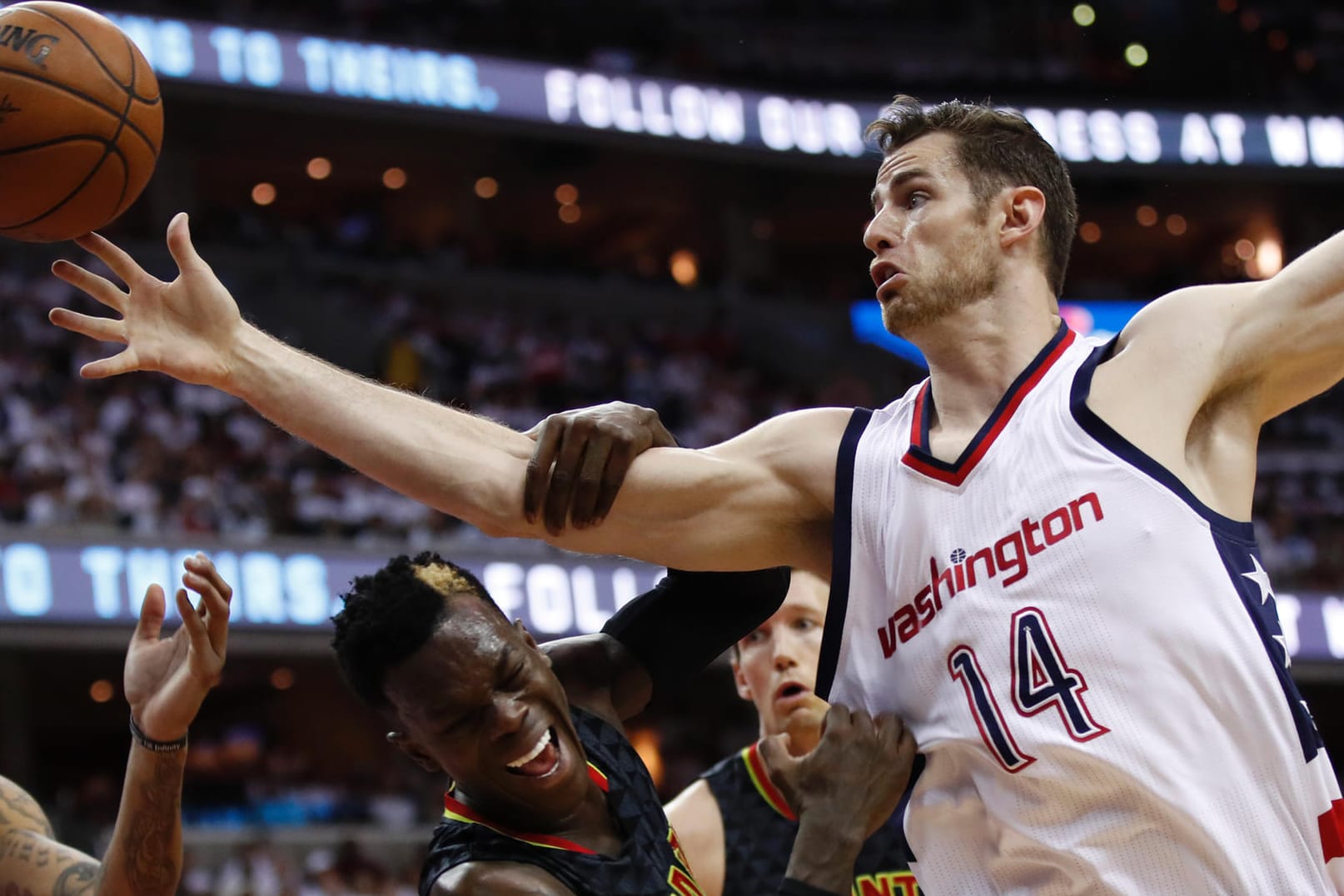 Wizards Big Man Jason Smith (r.) verteidigt Dennis Schröder.