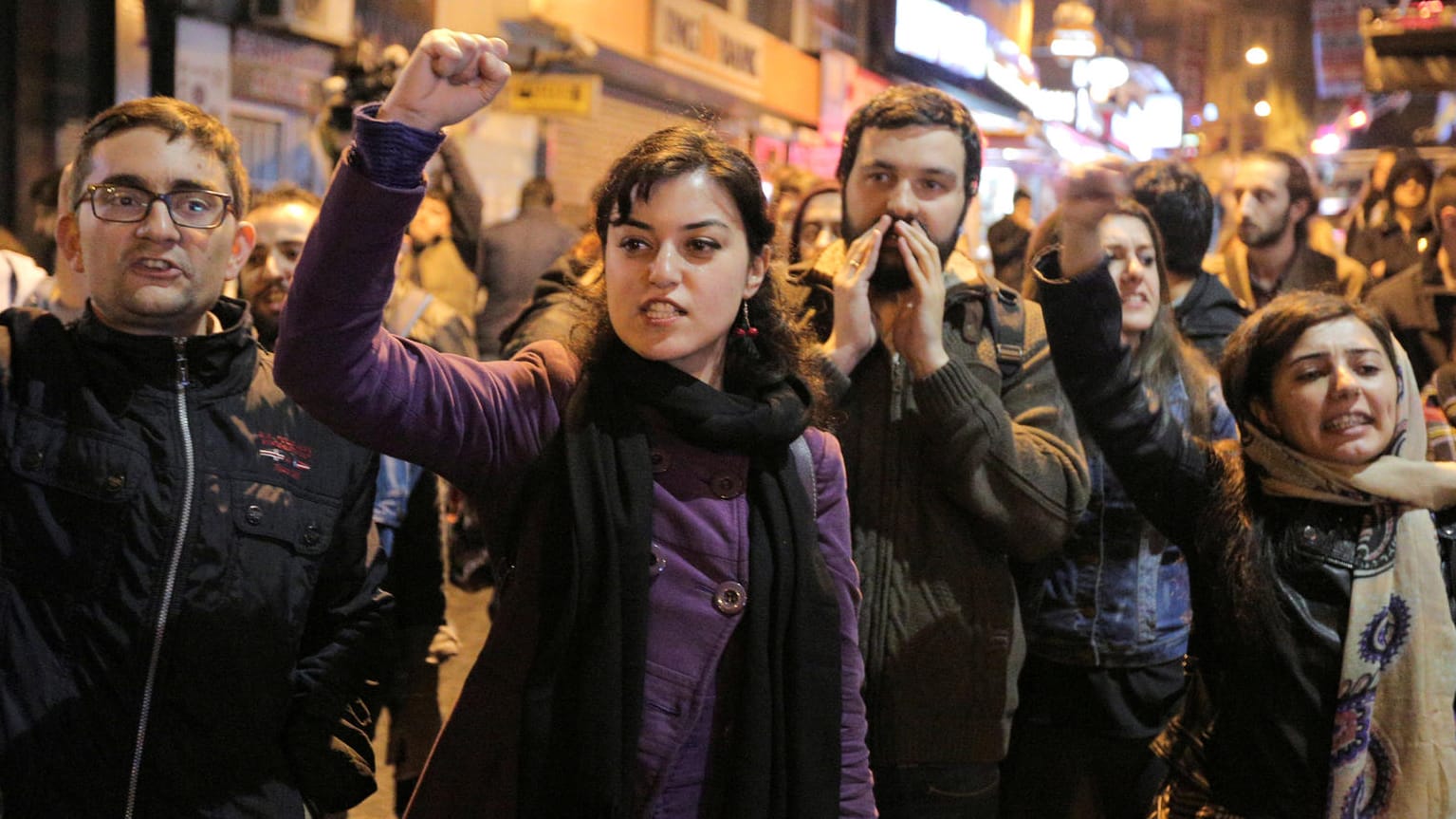 People protest against the results of the referendum in Erdogan-Gegner gehen nach der Verkündung des Ergebnisses in Istanbul auf die Straße. People protest against the results of the referendum in Erdogan-Gegner gehen nach der Verkündung des Ergebnisses in Istanbul auf die Straße.