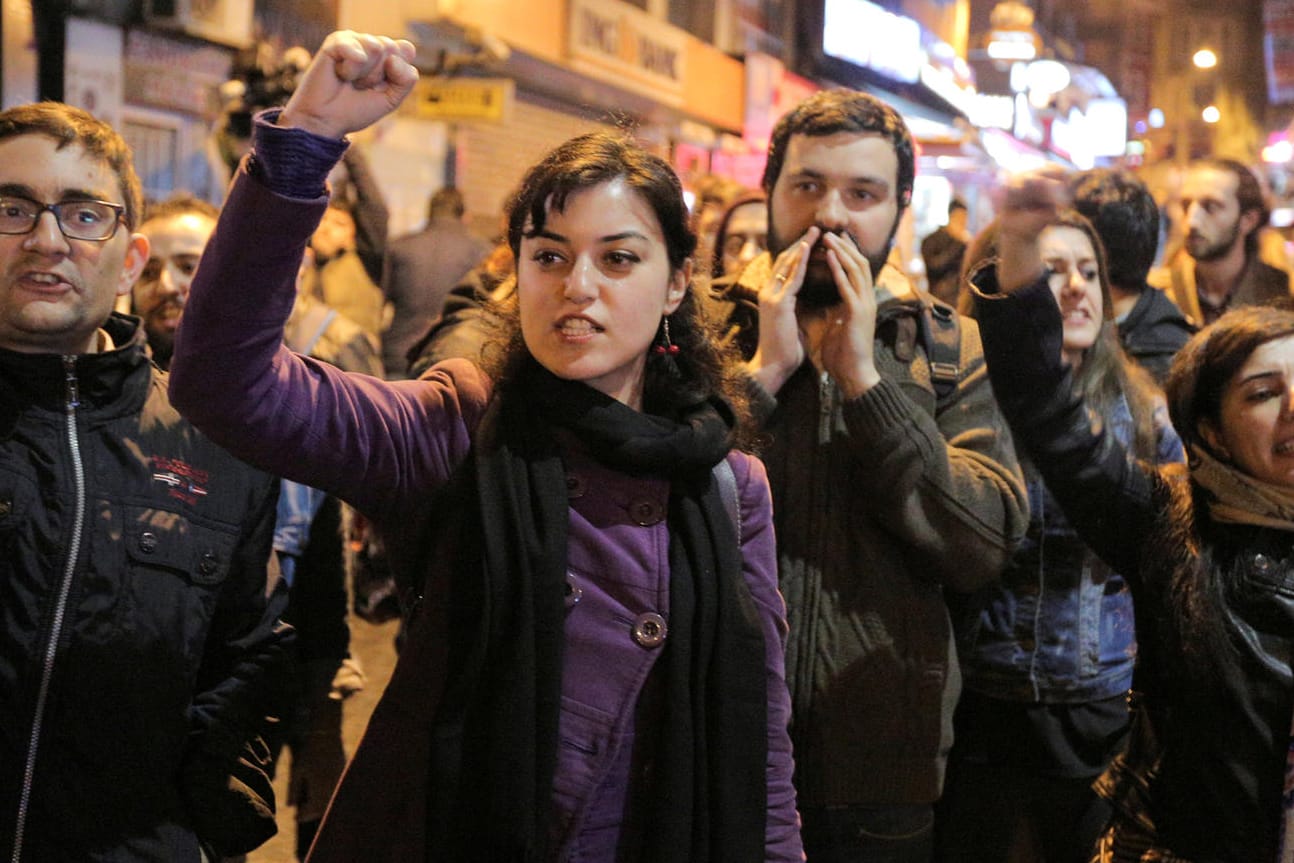 People protest against the results of the referendum in Erdogan-Gegner gehen nach der Verkündung des Ergebnisses in Istanbul auf die Straße.