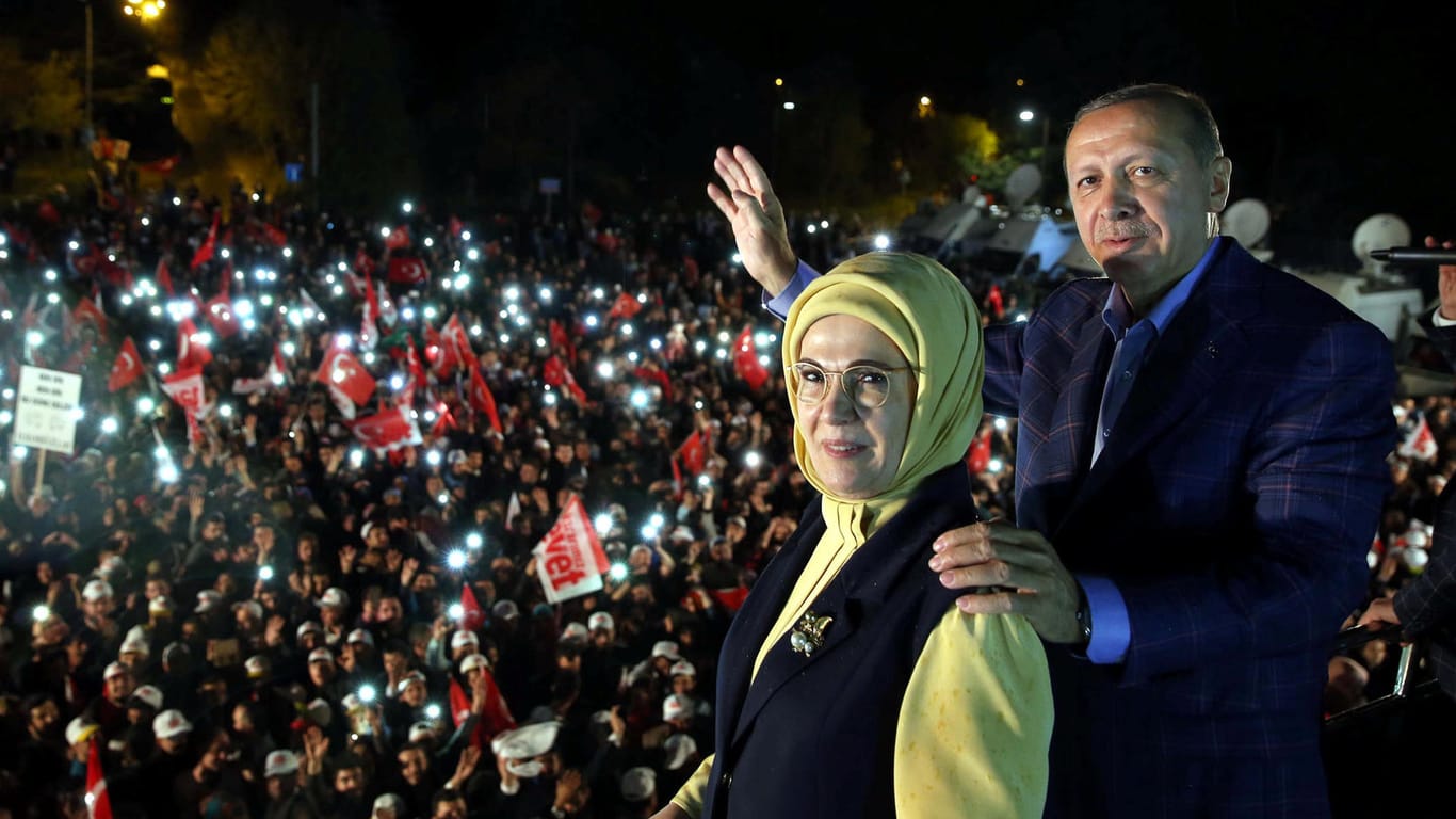 Recep Tayyip Erdogan und seine Frau Emine bei der AKP-Siegesfeier in Istanbul.