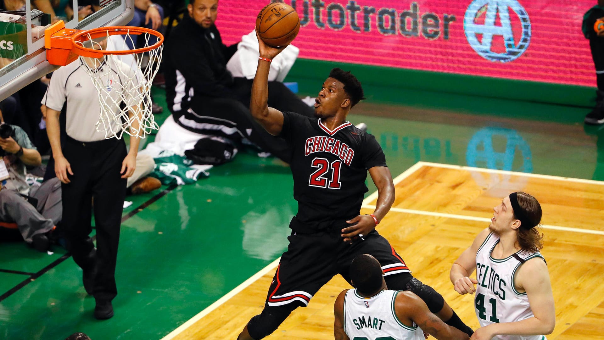 Bulls-Star Jimmy Butler fliegt zum Korb.