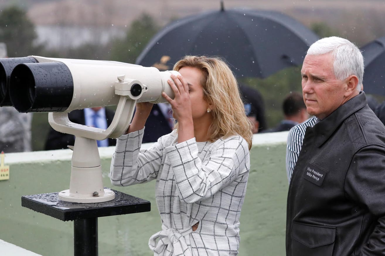 Mit einem Fernglas blickten Mike Pence und seine Tochter Audrey über die Grenze nach Nordkorea.