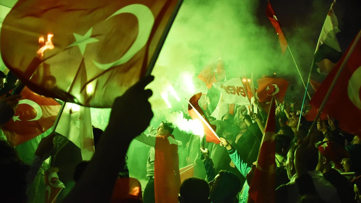In der Stadt Konya feiern Türken den Ausgang des Referendums.