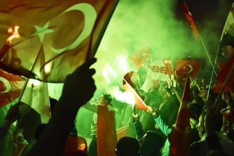 In der Stadt Konya feiern Türken den Ausgang des Referendums.