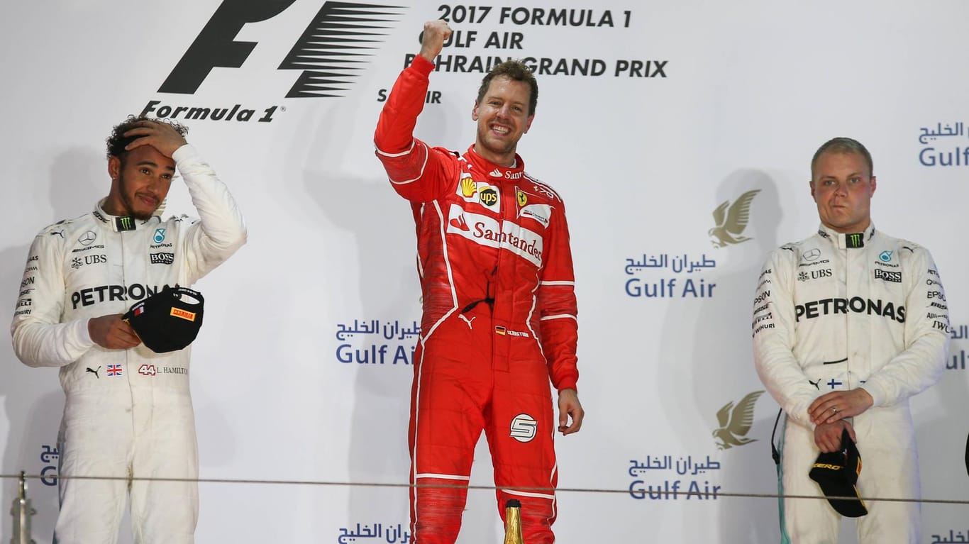 Sebastian Vettel ballt die Siegerfaust. Die Mercedes-Piloten Lewis Hamilton (l.) und Valtteri Bottas haben nicht so viel Spaß.
