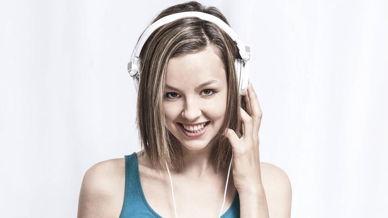 Junge Frau mit Kopfhörer und MP3 Player