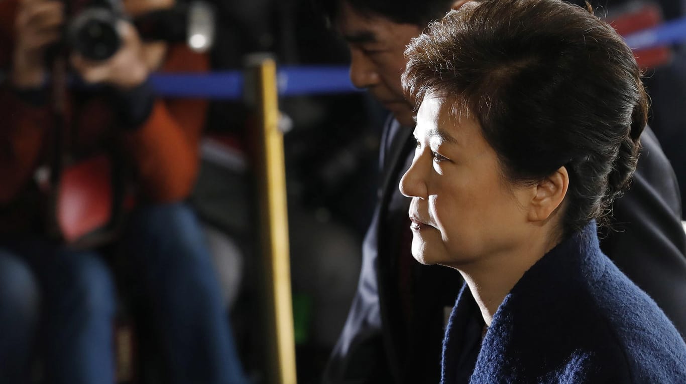 Südkoreas Ex-Präsidentin Park Geun Hye stellt sich Fragen der Staatsanwaltschaft.