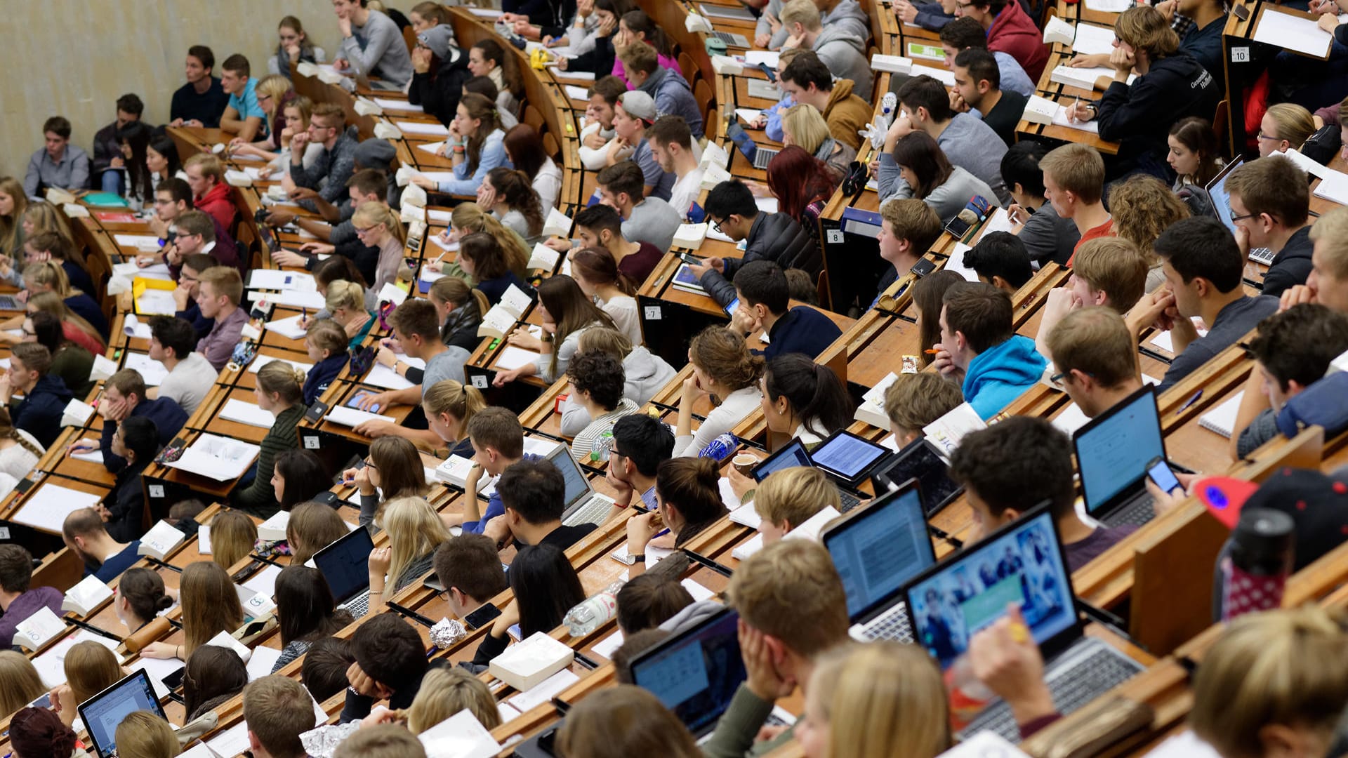 Studenten im Hörsaal einer Universität. Wer gute Noten will, muss gut zuhören.