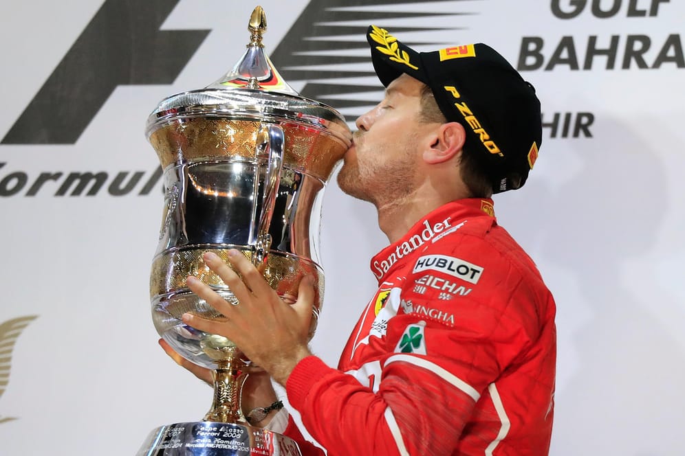 Sebastian Vettel küsst nach seinem Grand-Prix-Sieg in Sakhir den Siegerpokal.
