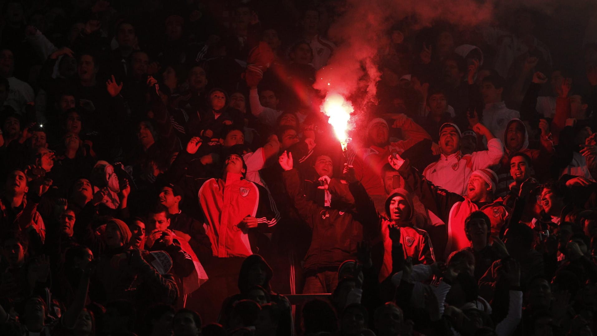 Problem: In Argentiniens Stadien kommt es seit Jahren zu gewalttätigen Auseinandersetzungen zwischen Fans. (Symbolbild)