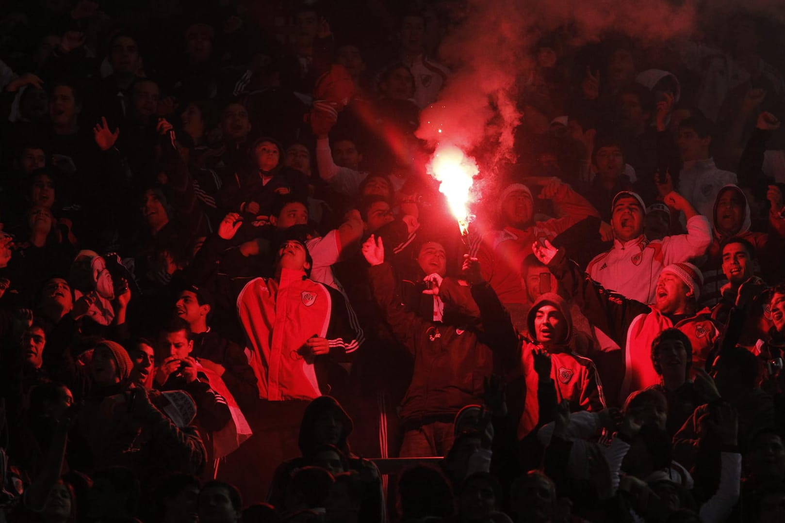 Problem: In Argentiniens Stadien kommt es seit Jahren zu gewalttätigen Auseinandersetzungen zwischen Fans. (Symbolbild)