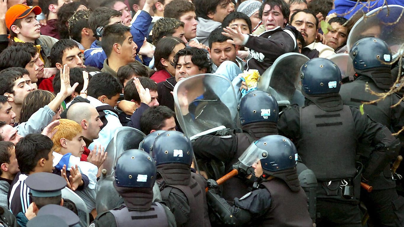 Auch vor den Stadien muss Argentiniens Polizei oft Schwerstarbeit leisten. (Symbolbild)