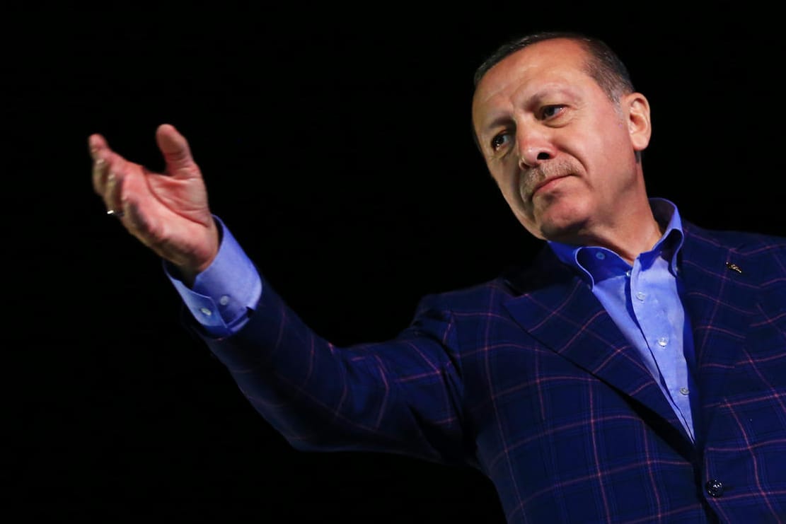 Recep Tayyip Erdogan lässt sich nach dem Erfolg des Referendums feiern.