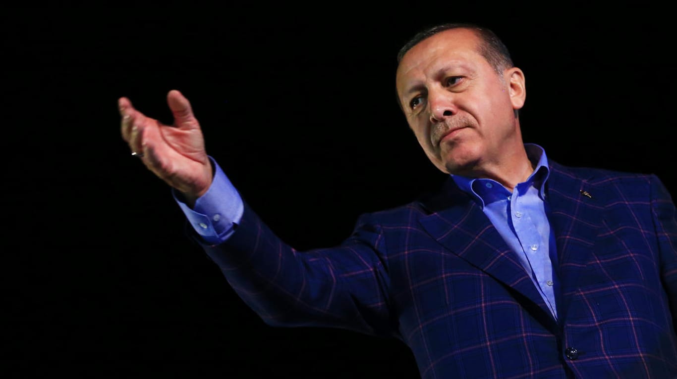 Recep Tayyip Erdogan lässt sich nach dem Erfolg des Referendums feiern.