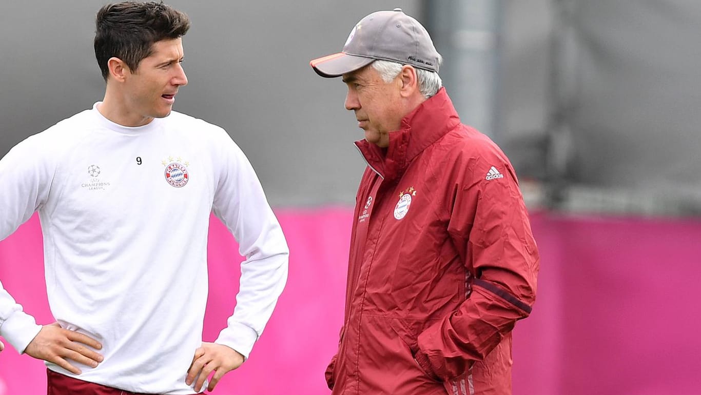Wieder einsatzbereit: Robert Lewandowski (li.) mit FCB-Trainer Carlo Ancelotti.