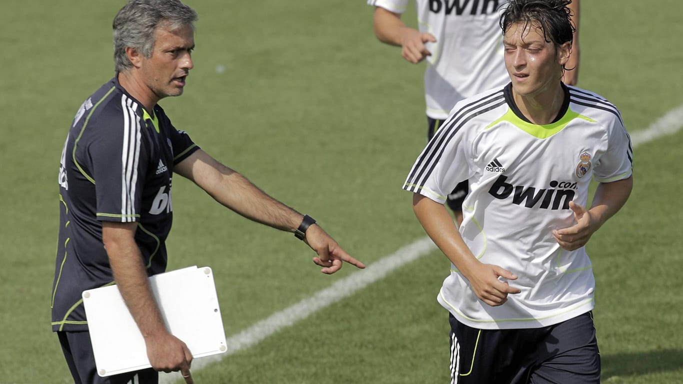 Zuckerbrot und Peitsche: Trainer Jose Mourinho (li.) und Mesut Özil beim Training bei Real.