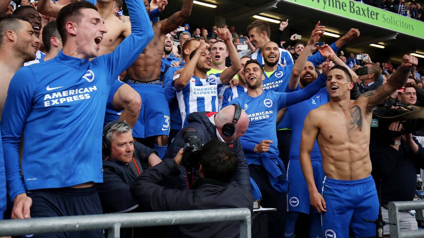 Die Brighton-Spieler um Anthony Knockeart (rechts, ohne Trikot) feiern ihren Aufstieg.