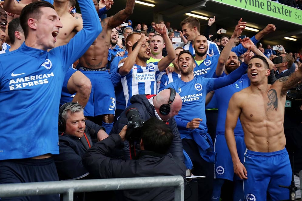 Die Brighton-Spieler um Anthony Knockeart (rechts, ohne Trikot) feiern ihren Aufstieg.