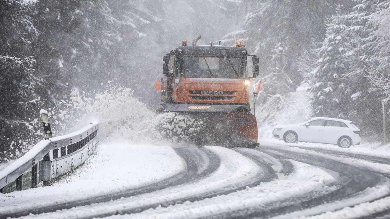 Eine schneebedeckte Straße am Großen Feldberg im Taunus am Ostermontag. Eine schneebedeckte Straße am Großen Feldberg im Taunus am Ostermontag.