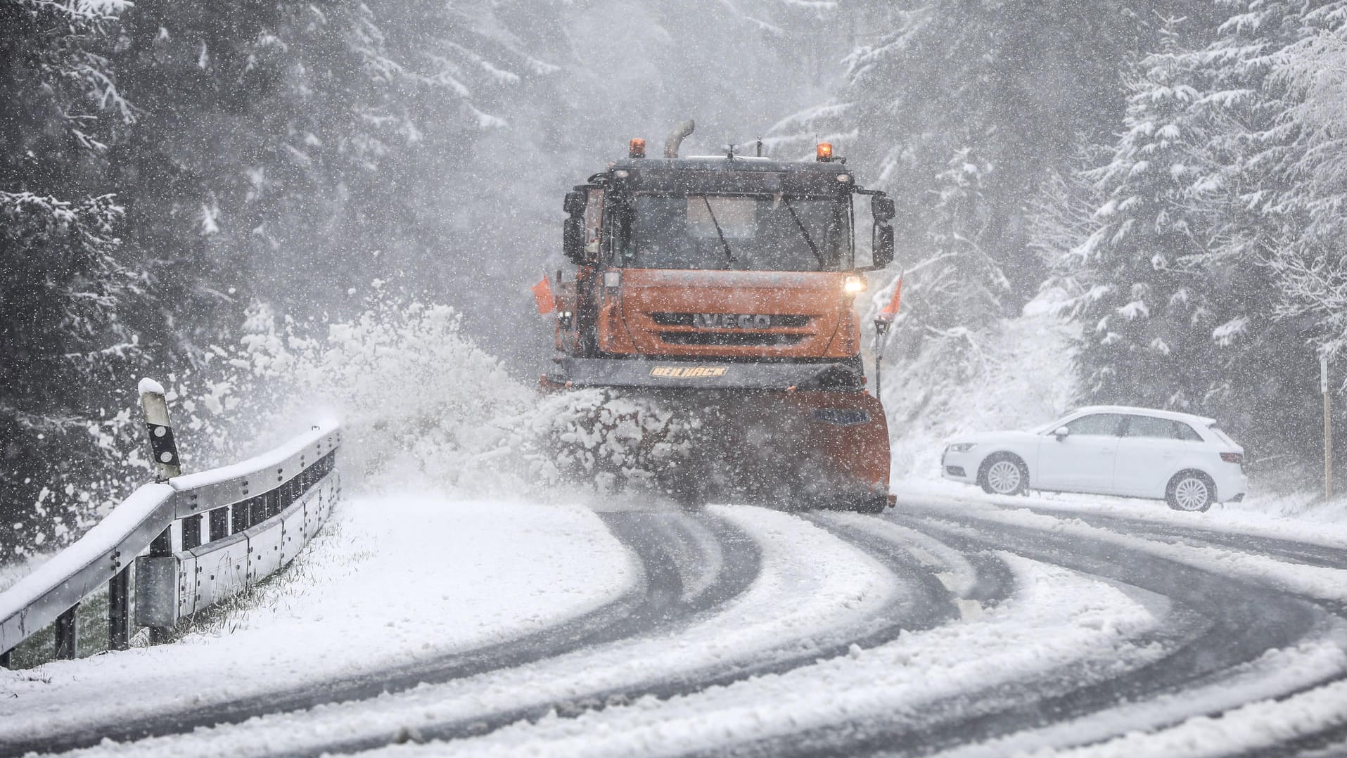 Eine schneebedeckte Straße am Großen Feldberg im Taunus am Ostermontag. Eine schneebedeckte Straße am Großen Feldberg im Taunus am Ostermontag.
