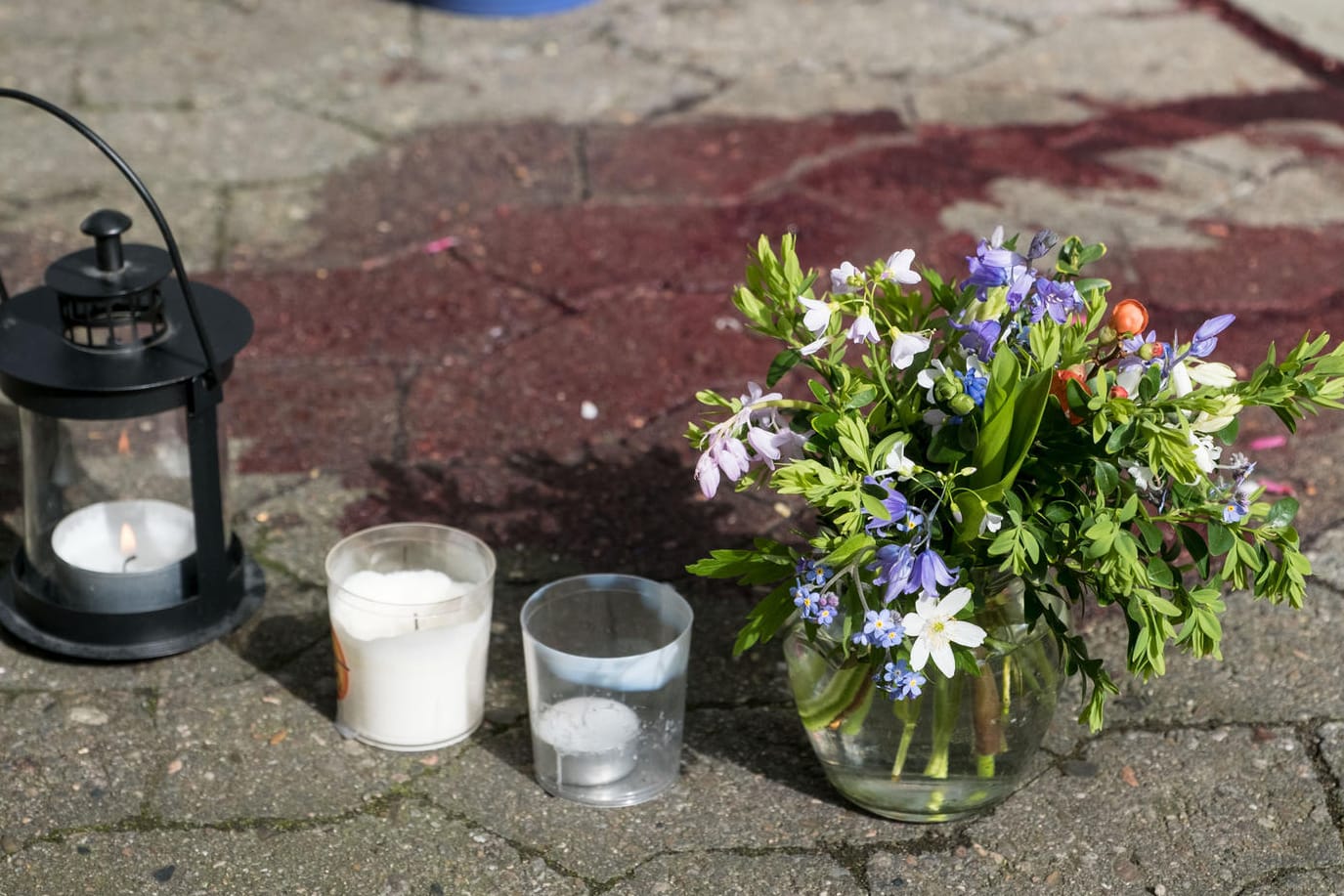 Am Tatort des Verbrechens haben Freunde und Angehörige der jungen Frau Blumen und Kerzen niedergelegt.
