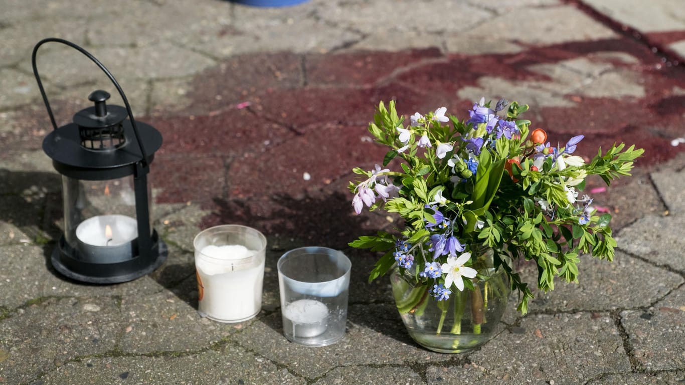 Am Tatort des Verbrechens haben Freunde und Angehörige der jungen Frau Blumen und Kerzen niedergelegt.