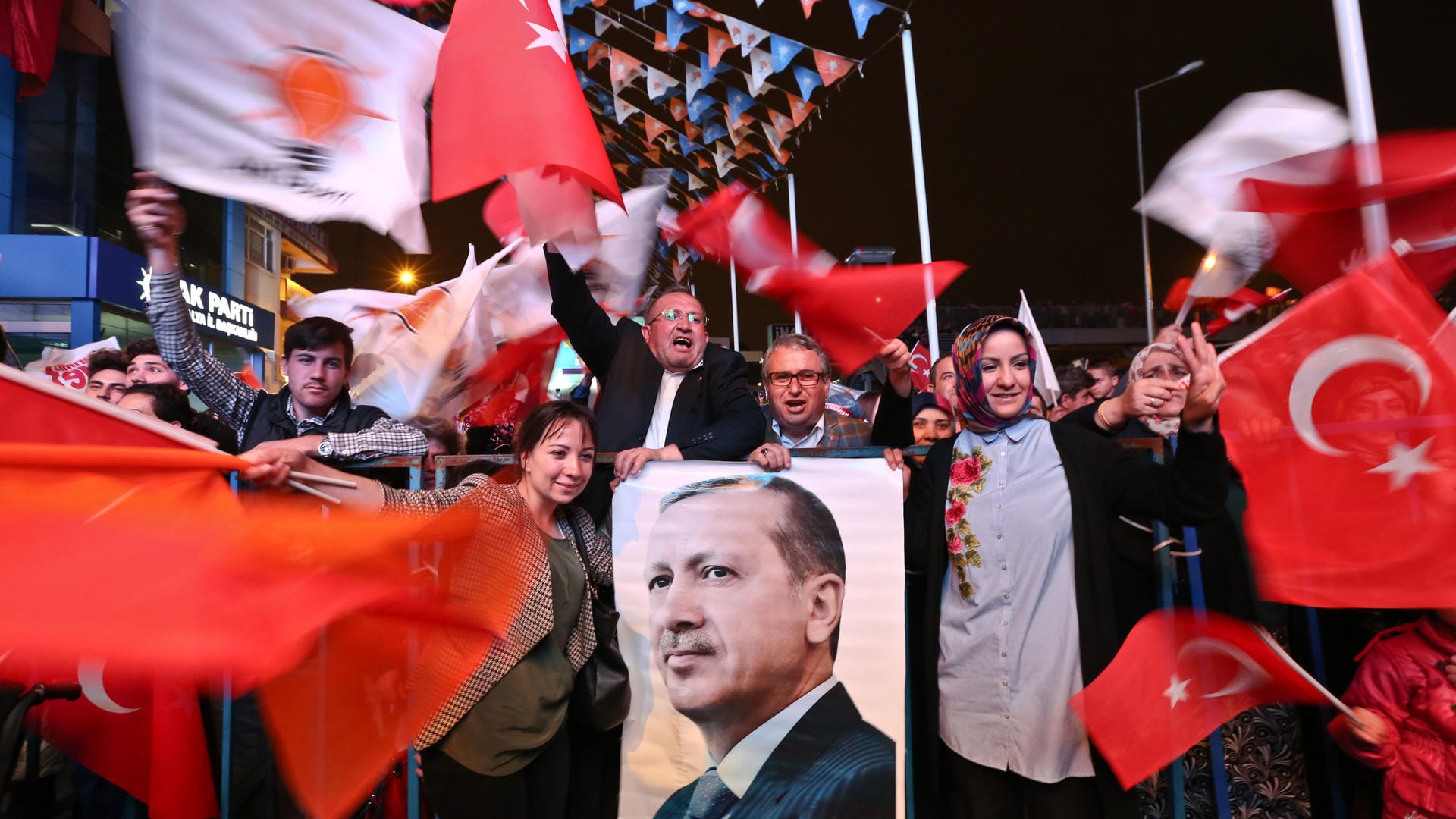 Feiernde Erdogan-Anhänger nach dem Referendum in der Türkei Feiernde Erdogan-Anhänger nach dem Referendum in der Türkei