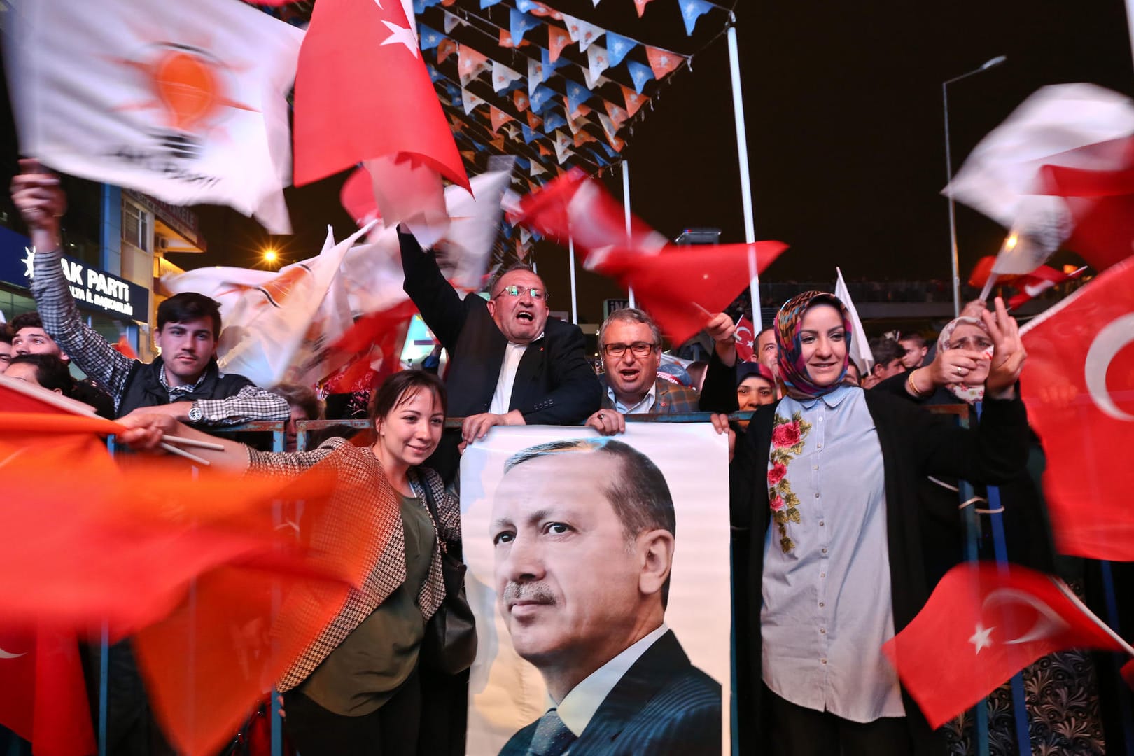 Feiernde Erdogan-Anhänger nach dem Referendum in der Türkei