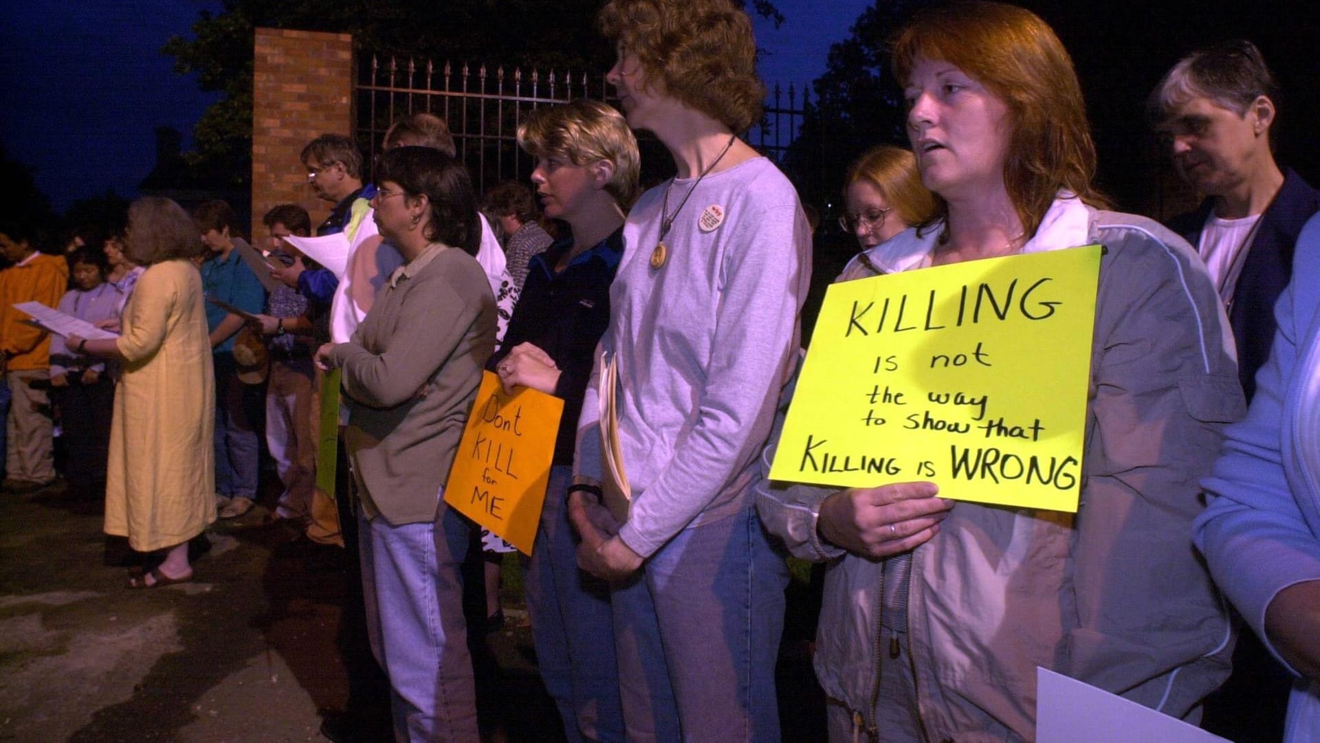 Tausende Demonstrierende finden sich jährlich vor den Hinrichtungsstätten ein, um gegen die staatlichen Exekutionen zu protestieren. Tausende Demonstrierende finden sich jährlich vor den Hinrichtungsstätten ein, um gegen die staatlichen Exekutionen zu protestieren.