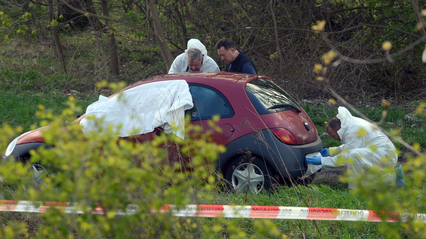 Zwei Leichen in Auto an Straßenrand entdeckt