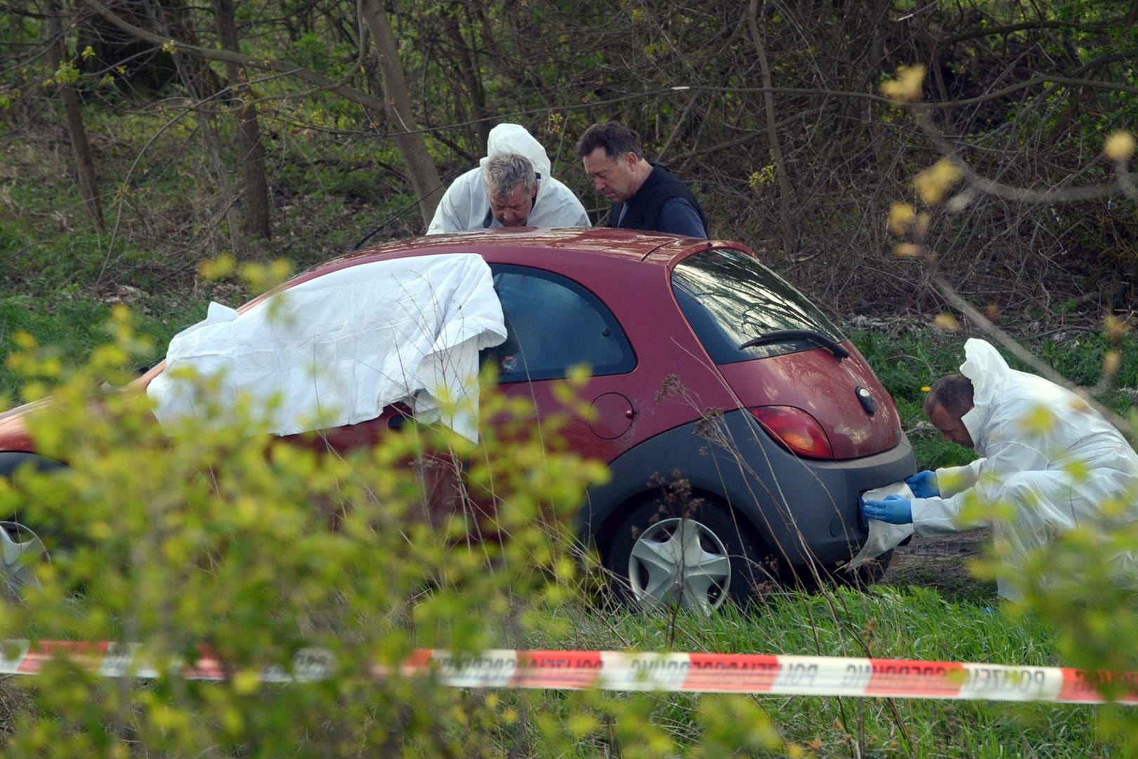 Zwei Leichen in Auto an Straßenrand entdeckt