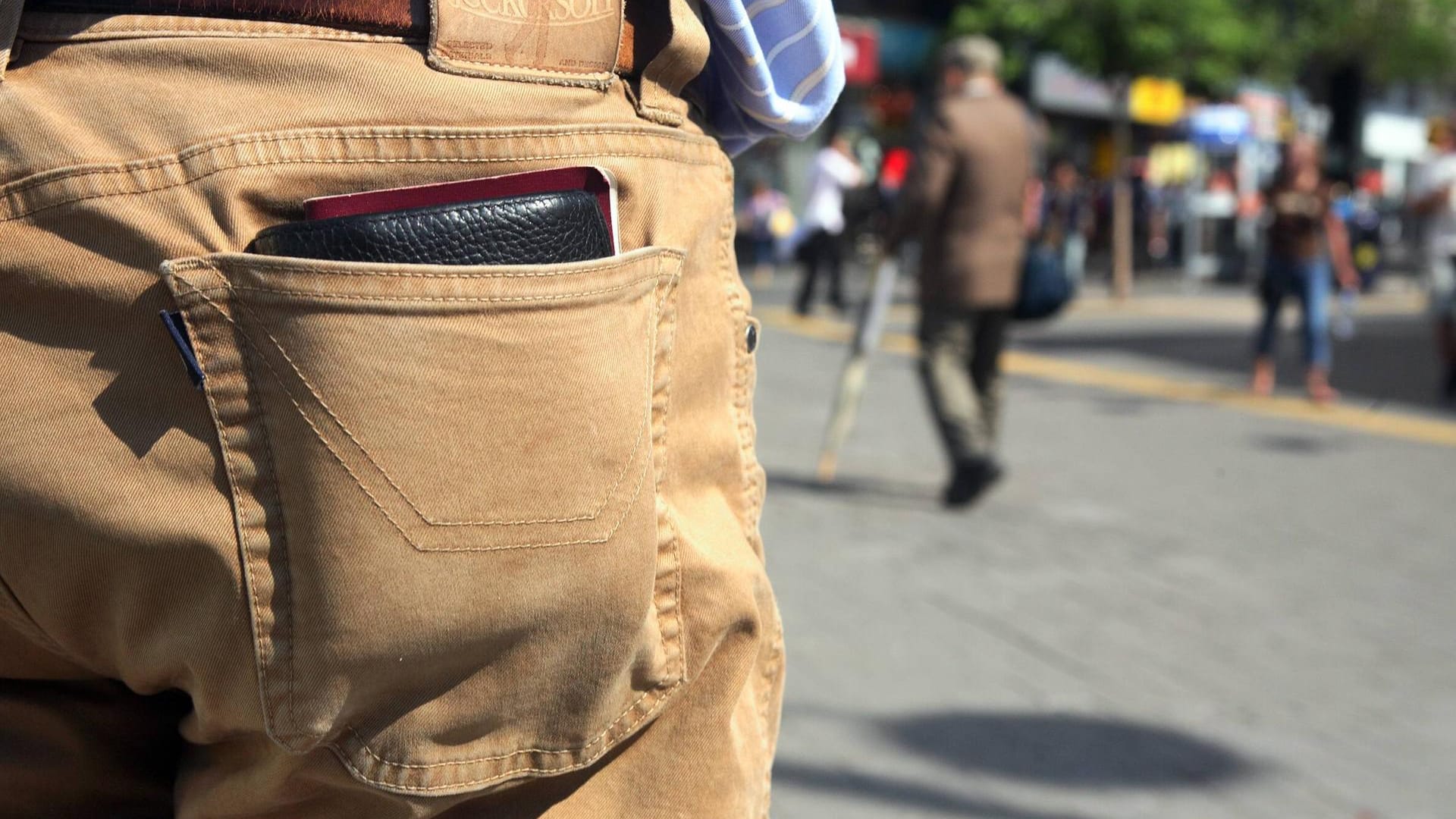 Ein Geldbeutel in der Gesäßtasche: Für den Träger kann das gesundheitsgefährdend sein.