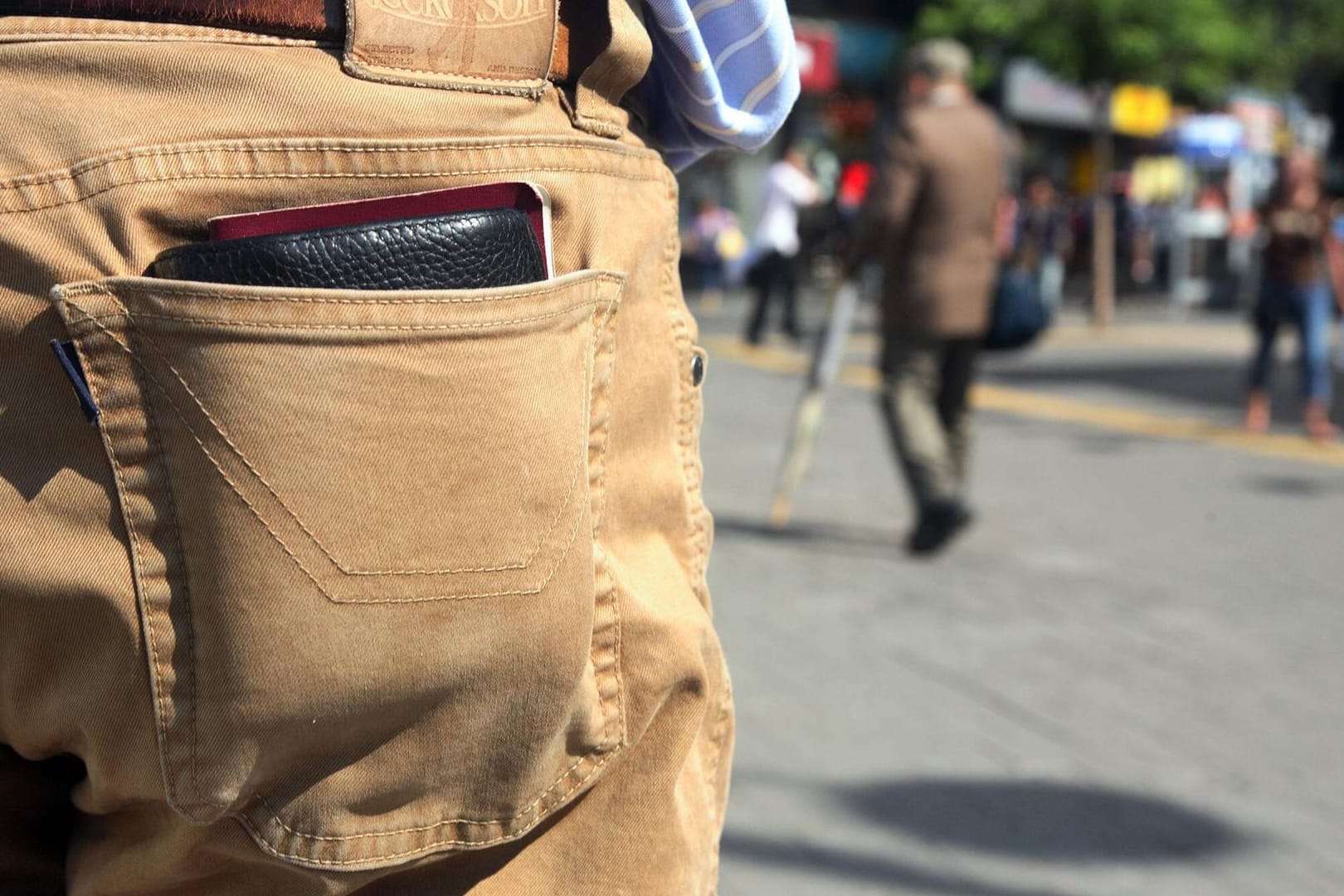 Ein Geldbeutel in der Gesäßtasche: Für den Träger kann das gesundheitsgefährdend sein.