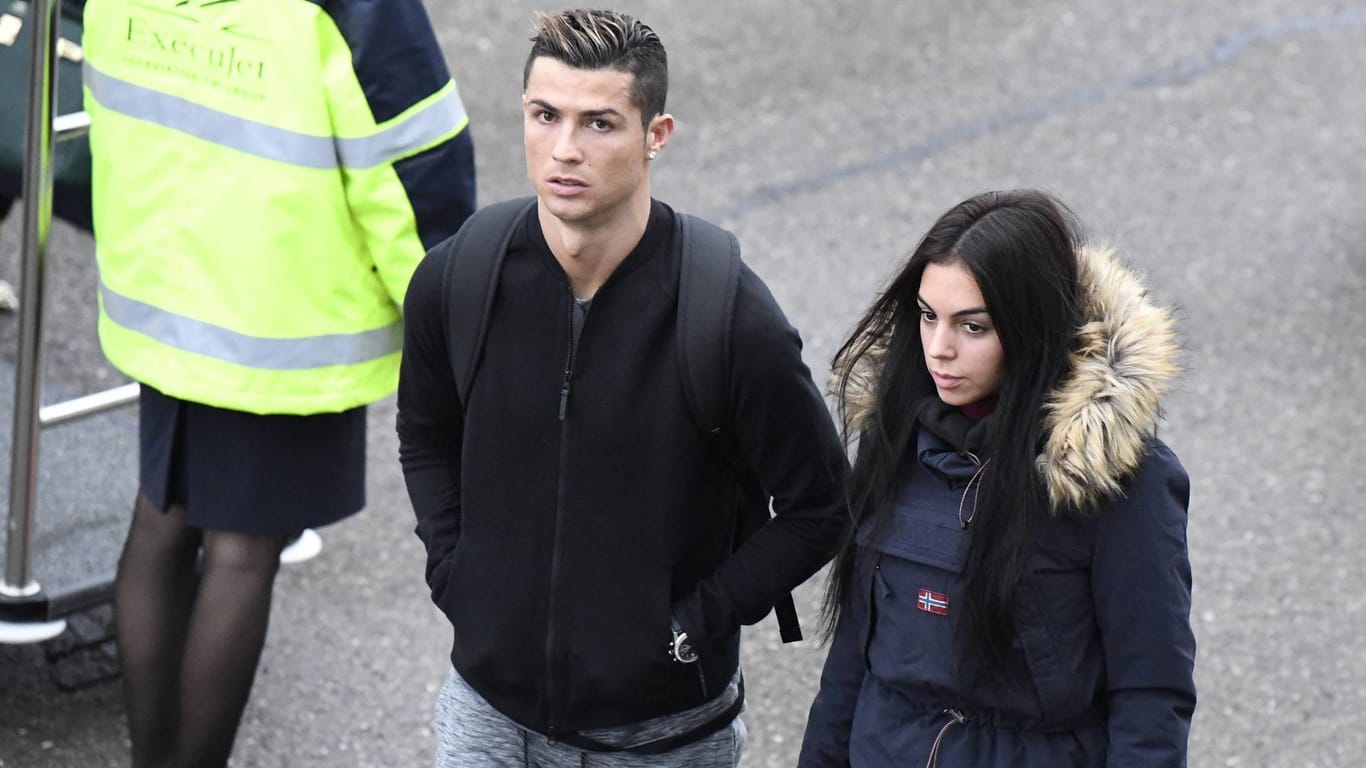 Cristiano Ronaldo mit seiner Freundin Georgina Rodriguez, hier im Januar am Flughafen in Zürich.