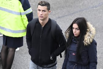 Cristiano Ronaldo mit seiner Freundin Georgina Rodriguez, hier im Januar am Flughafen in Zürich.