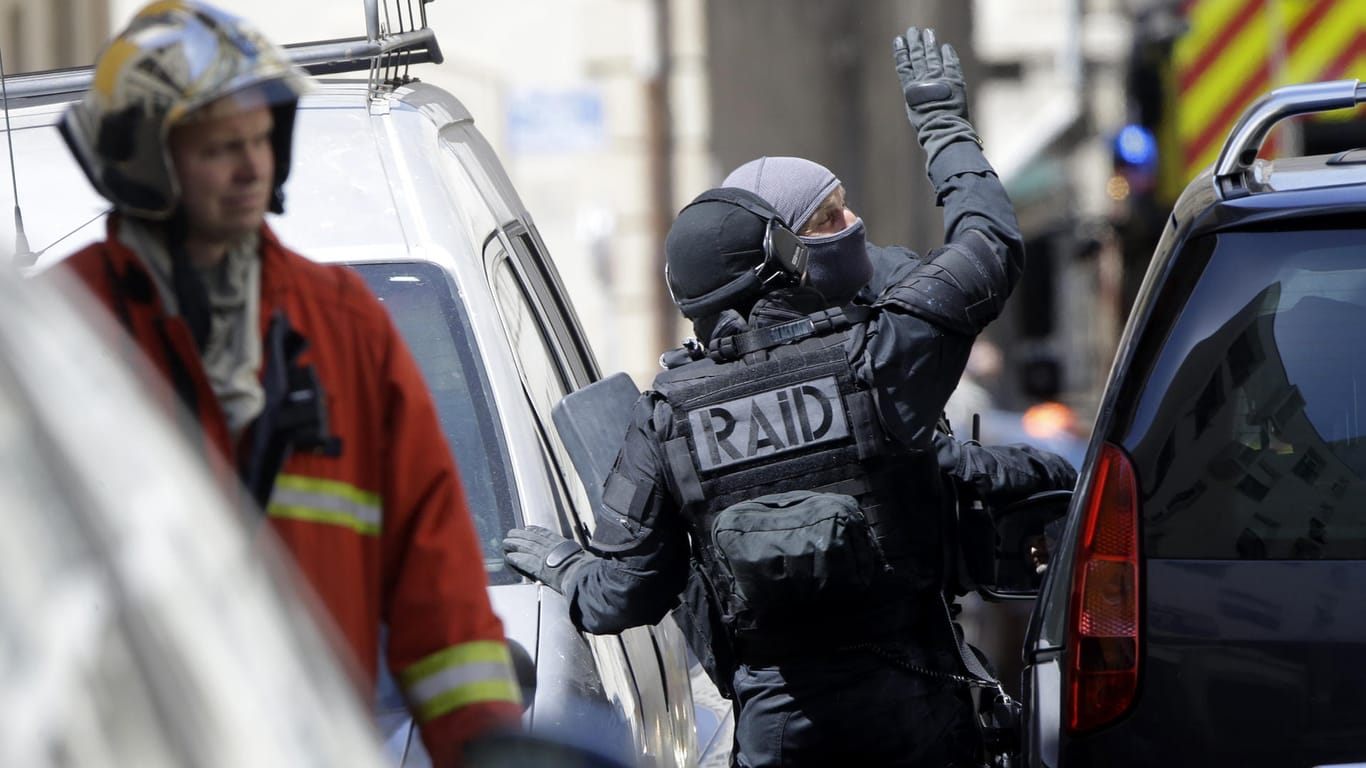 Mitglieder einer Anti-Terror-Einheit an einer Straßensperre in Marseille.