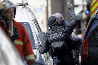 Mitglieder einer Anti-Terror-Einheit an einer Straßensperre in Marseille.