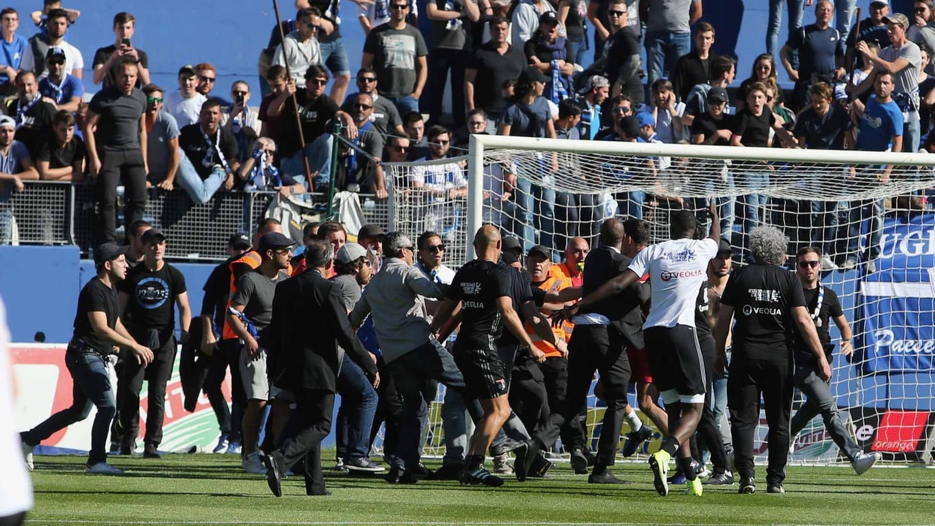 Erschreckende Szenen in der Ligue 1: Fans des SC Bastia stürmen den Platz und provozieren den Spielabbruch.