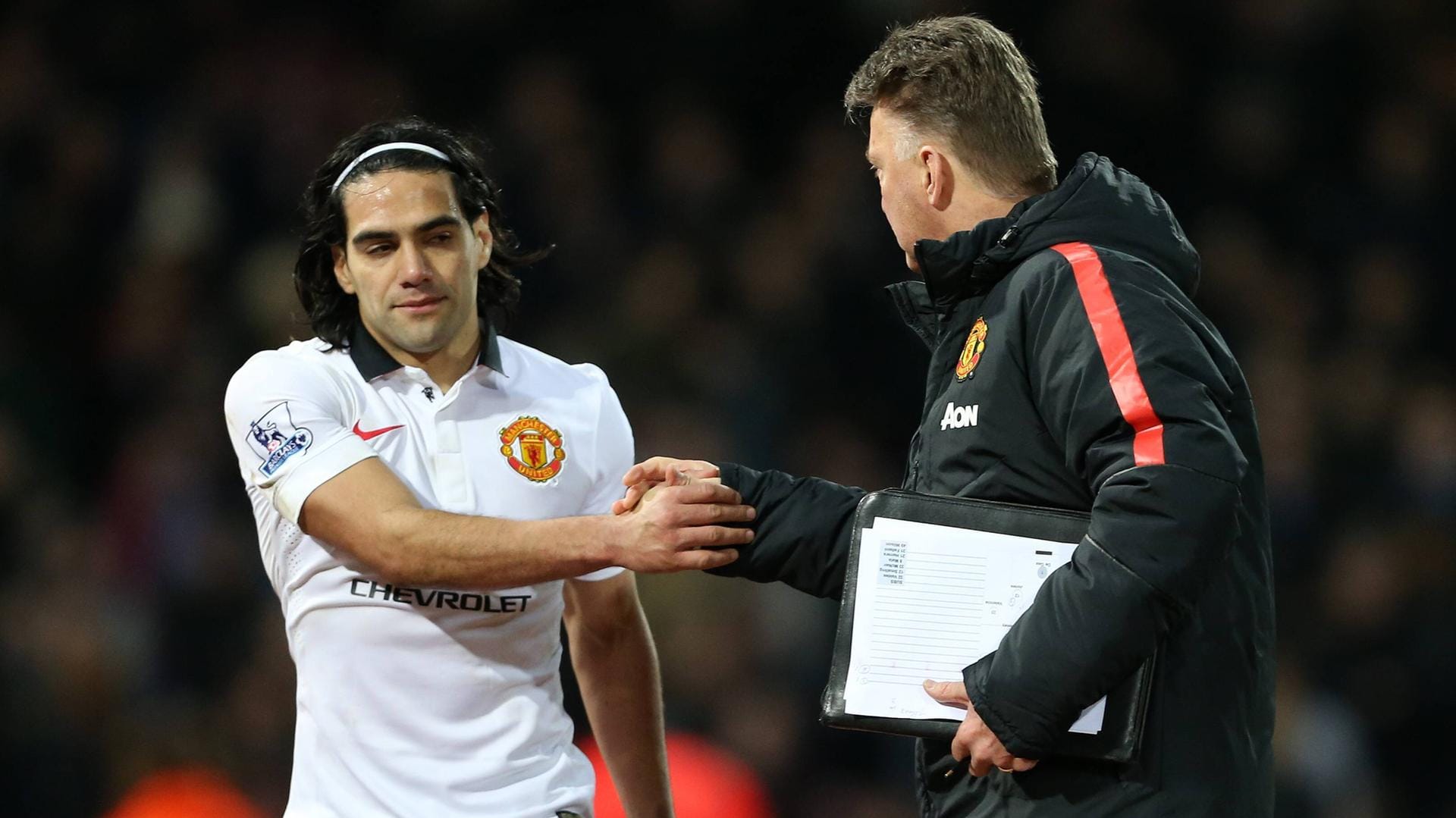 Falcao am Boden. Bei Manchester United und Trainer van Gaal hatte er keinen guten Stand.